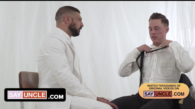Missionary Boys: L'évêque De Naples devient coquin pendant un rituel et remplit...