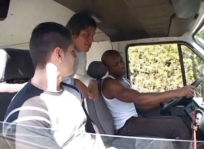 Bad Boyz: Recoger para trio anal