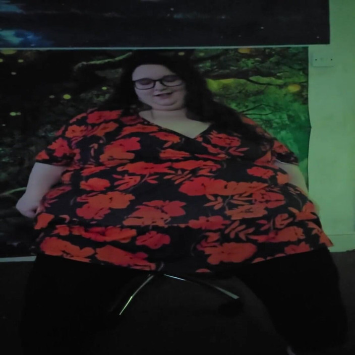 SSBBWLadyBrads: Sexy sSBBW striptease auf bürostuhl