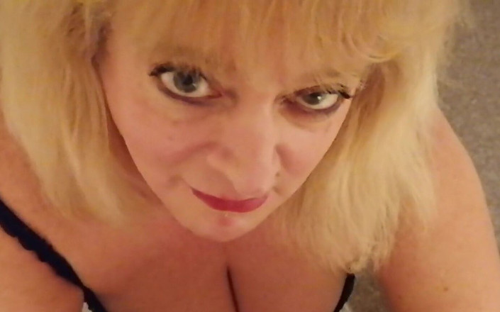 Nicola Hotwife: Nicola Sudut pandangan pertama blowjob