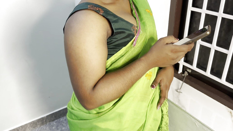 Indian teen girl: Ragazza carina che pulisce casa e mostra le sue tette.