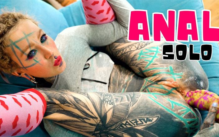 Anuskatzz: Skinny Tattoo Girl Plays with Her Anal Hole - Sextoy Masturbation
