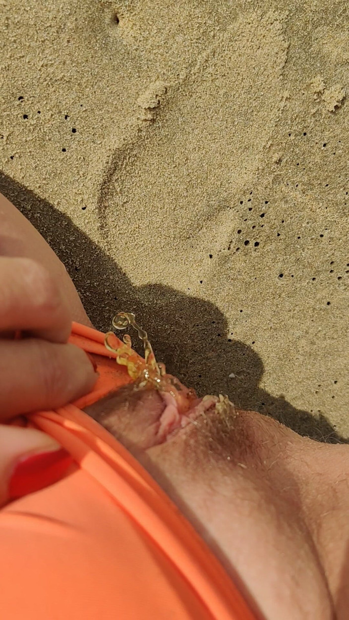 Abella Love: Exibicionista menina com areia de calcinha mijando na praia