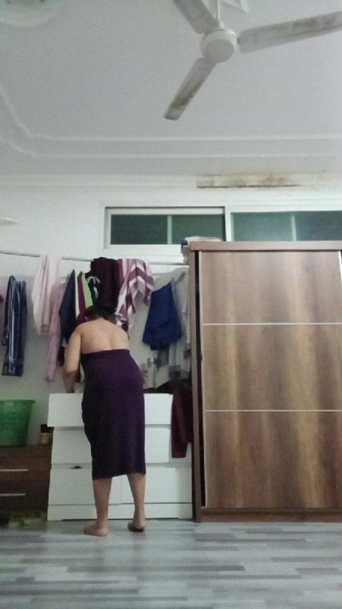 Xxxslf: Si sta cambiando il vestito