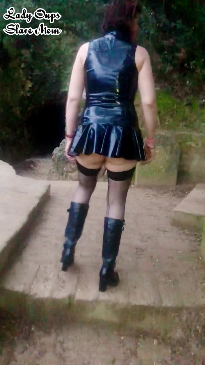 Lady Oups: Lady Oups anální kolík a latexové šaty ve dřevě