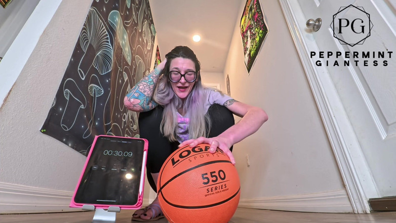 Peppermint Giantess: 6'7 lange godin eenhandig basketbal uitdaging hoe lang kan deze...