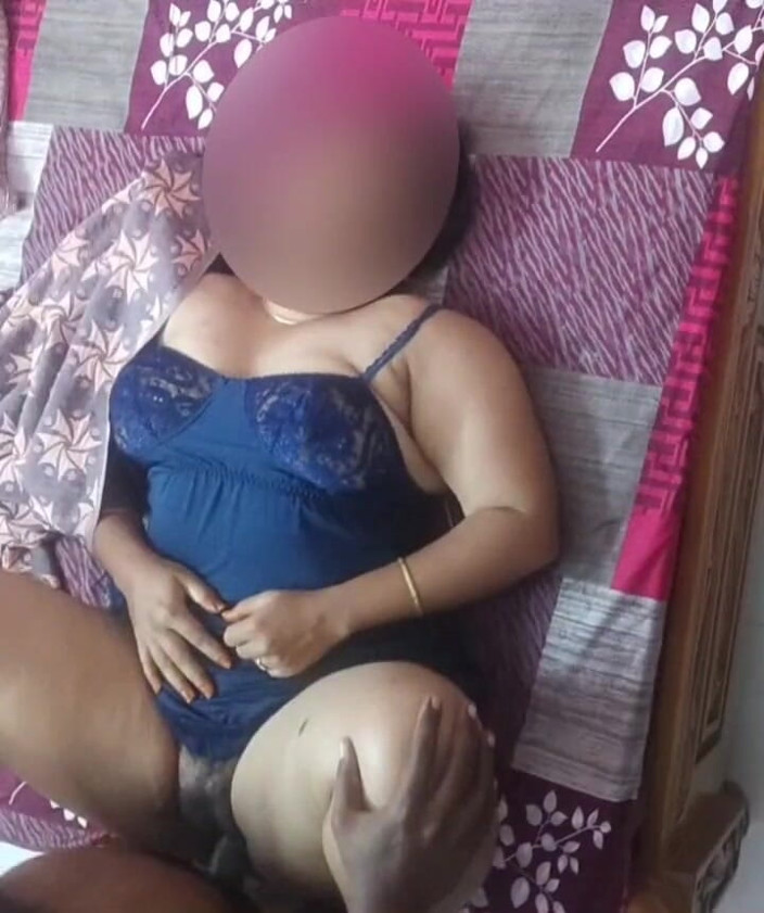 Black & white desicat: Caliente india casada con grandes tetas jugosas rebotando, áspero sexo con...