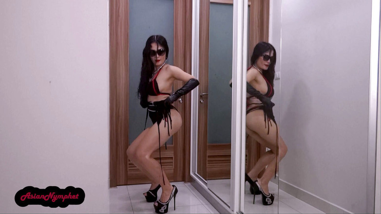 Asian Goddess: Стриптиз на кілька шарів