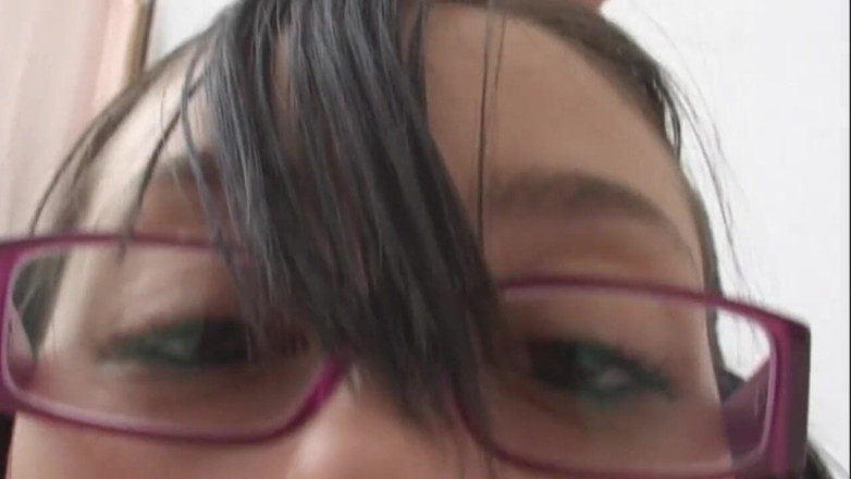 My porn family: 有马尾辫和眼镜的业余年轻荡妇性交和喷出精液