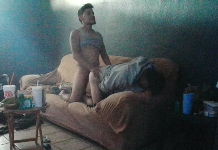 Texas-Toxicos: Dadı kamera bizi iş başında yakaladı! Beni kanepede sik ve...