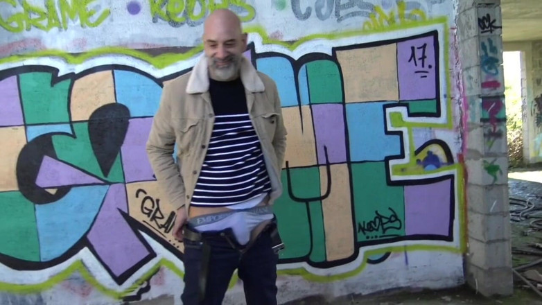 Gaybareback: Un twink se fait baiser sans capote par la bite...