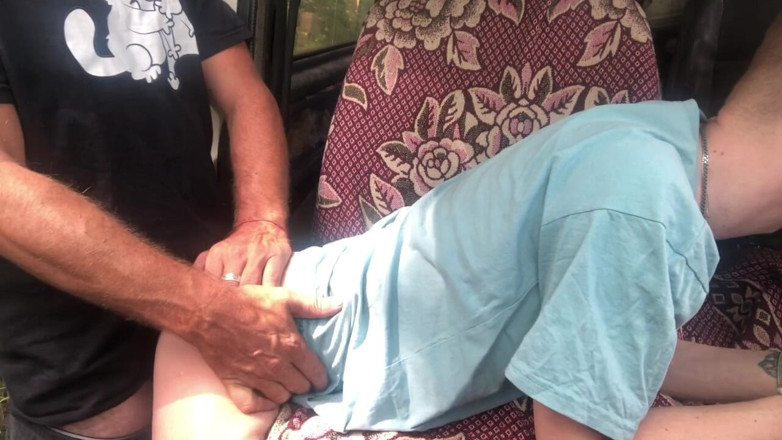 MaxHotty: Extrémní šukání v autě s chlupatým tátou