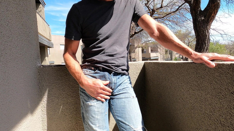 Lapetus: Pissing My Jeans na Airbnb