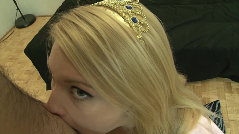 LetsGoDirty Teens: La ragazza bionda succhia un piccolo cazzo poi lo cavalca...