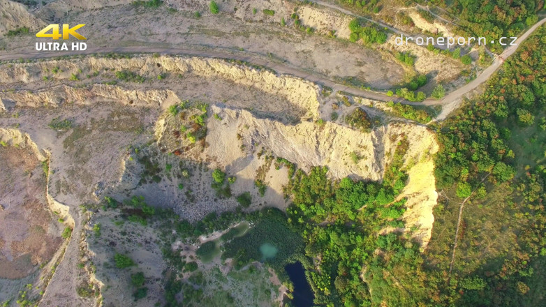 Peaches and Bananas: Une ado sur une plage nudiste filmée par un drone
