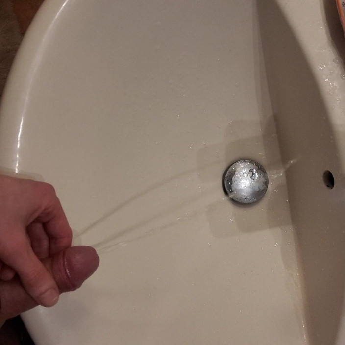 tobias12S2: Ich pinke ins waschbecken