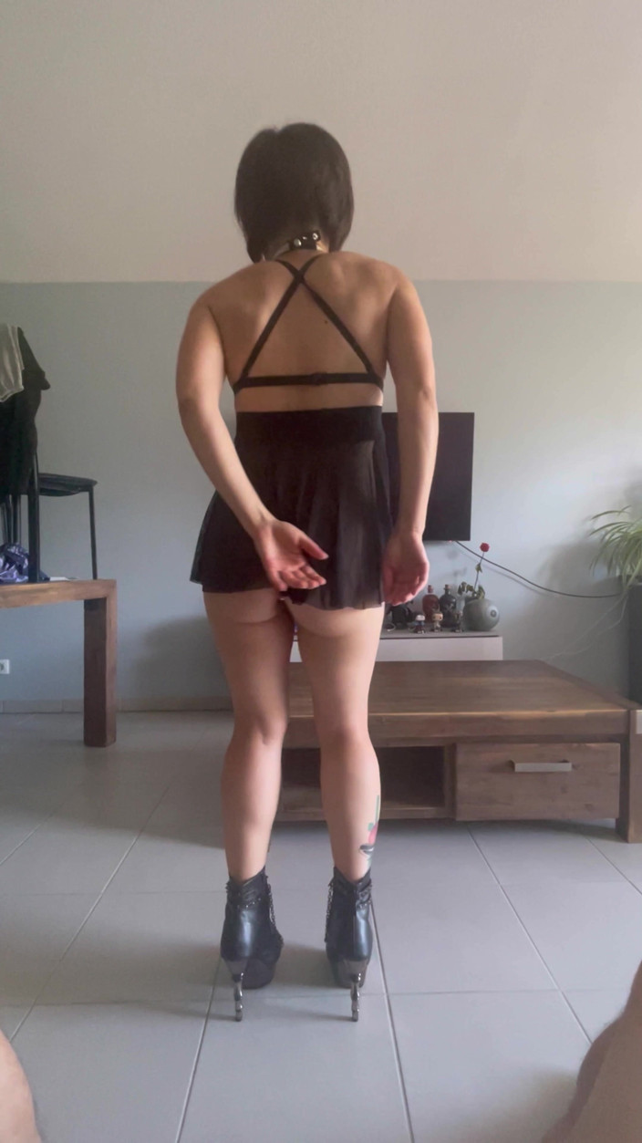 Dazzlingfacegirl: Ela move a bunda para excitar um cara e tem...