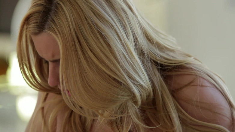 DaringPureXXX: Una ragazza arrapata stimola la sua vagina
