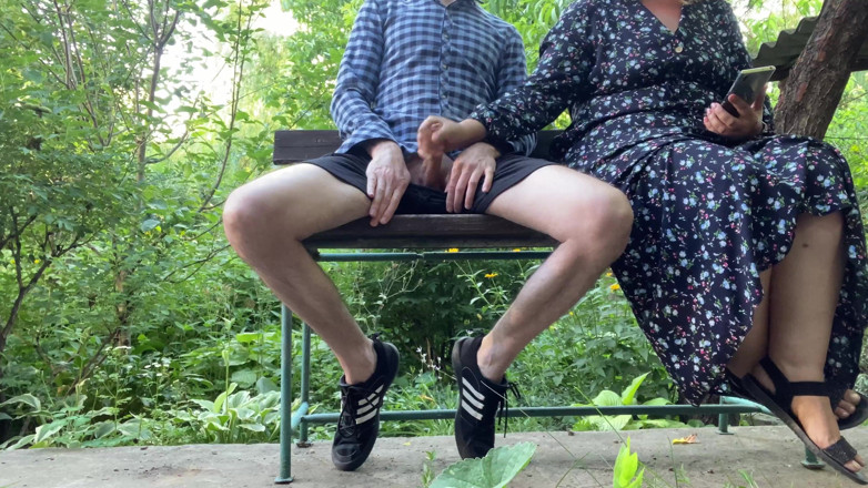 OurFetishLife: Prachtige stiefmoeder milf melkt een grote lul in het park...