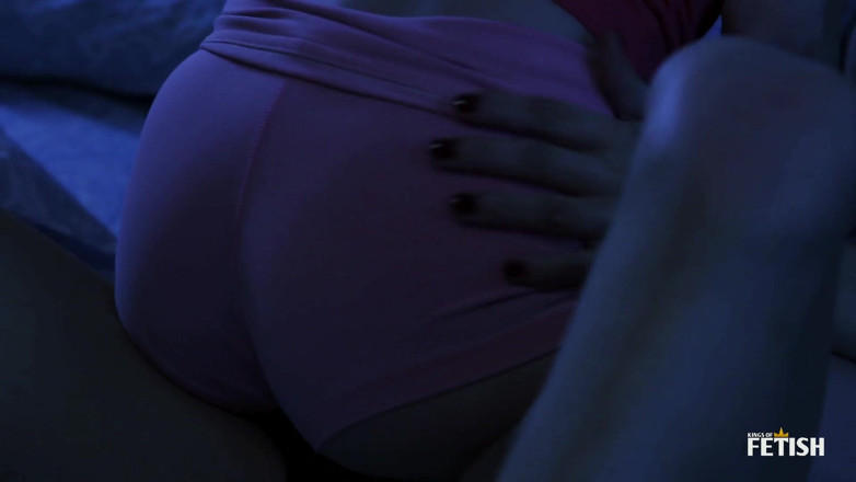 Kings Of Fetish: Geile teens ficken mit großem strap-on in schmutzigm lesbischem dreier