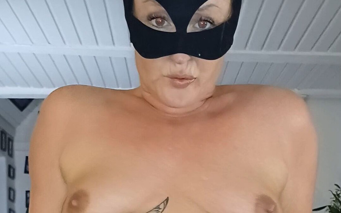 Sexy and masked: Гаряча сексуальна мачуха катається на своєму великому члені, щоб кінчити зі сквіртом, який трясе її тіло, поки вона просить зупинитися