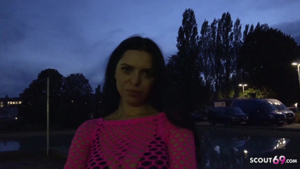 German Scout: Exploradora alemana - modelo de fitness Kira recogida en Berlín para...