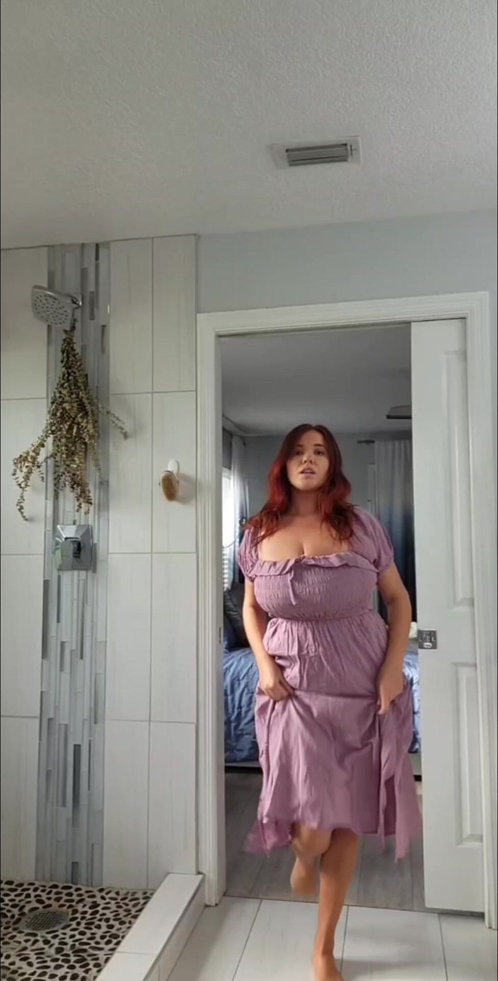 Annabelle Rogers: Cítím se sexy při zkoušení kompilace oblečení a spodního prádla