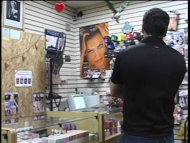 Latina Bang: Joven Latine monta una gran polla en la tienda