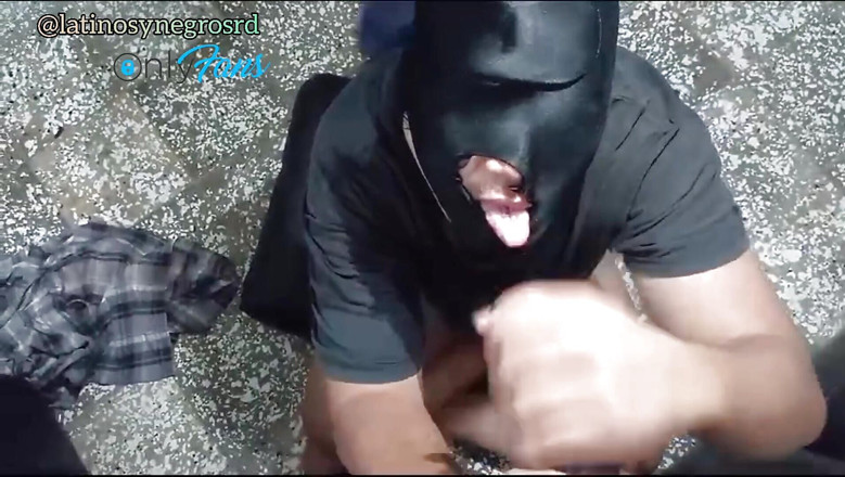 Dominicano: Saya menghisap zakar tebal hitam besar kawan saya dan dia...