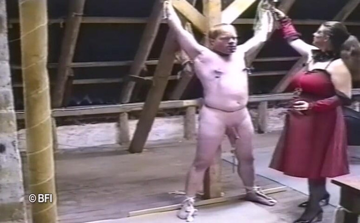 House of lords and mistresses in the spanking zone: Wanita mendominasi menghukum kawan-kawan mereka