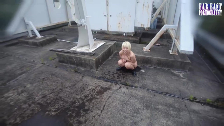 Far East pornography: Joc stropit cu o frumusețe blondă care se udă într-o frenezie...
