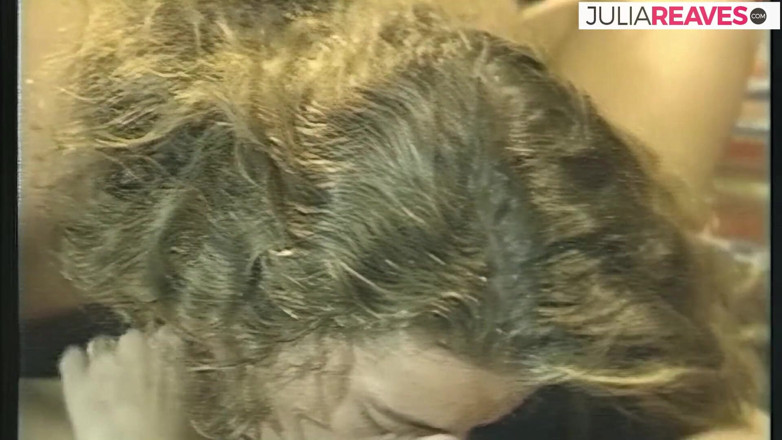 Retro German Amateurs: Une blonde sexy chevauche une énorme bite sur le canapé jusqu'à...