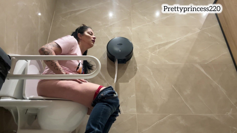 Panfil corina: Pet sur des toilettes publiques