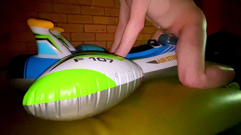 Aussie bi boy: Blauer intex luftschlag flugzeug fickt auf wasserbett