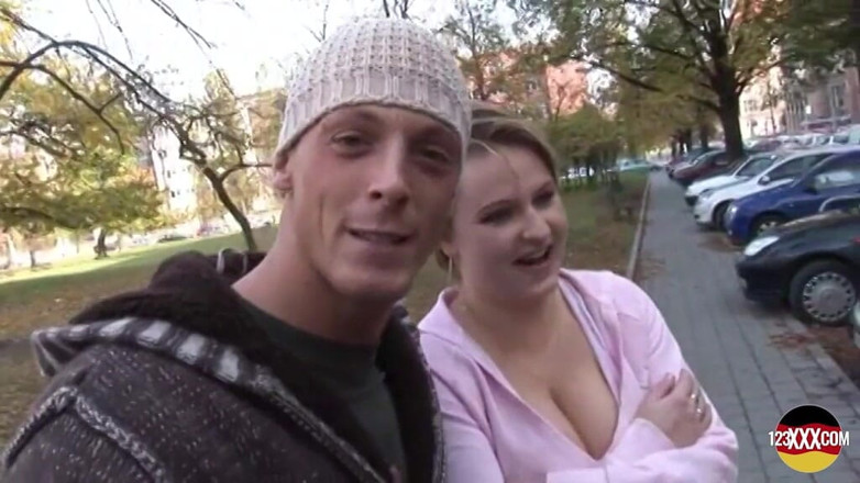 German amateur - 100% German hardcore videos: Pulchna dziwka uwielbia odbijać te seksowne krzywe na tylnym siedzeniu