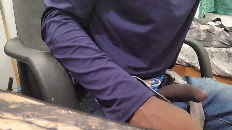 Joyboi Cock Worship: 角質の黒いボイはコックで遊んで、ホットなショーをします