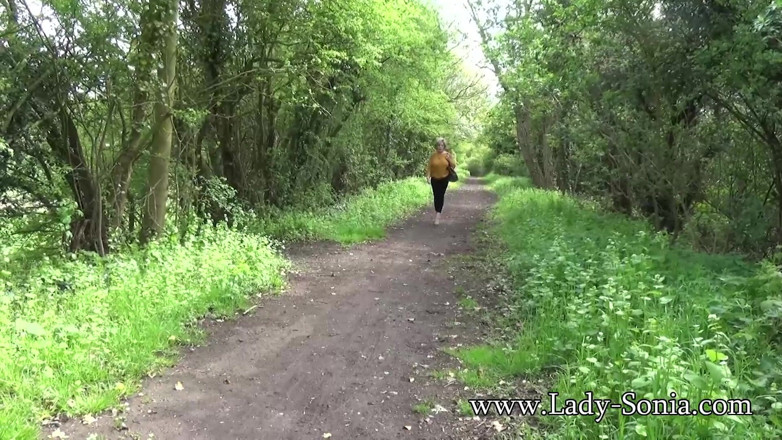 Lady Sonia: Lady Sonia - sans soutien-gorge et en show
