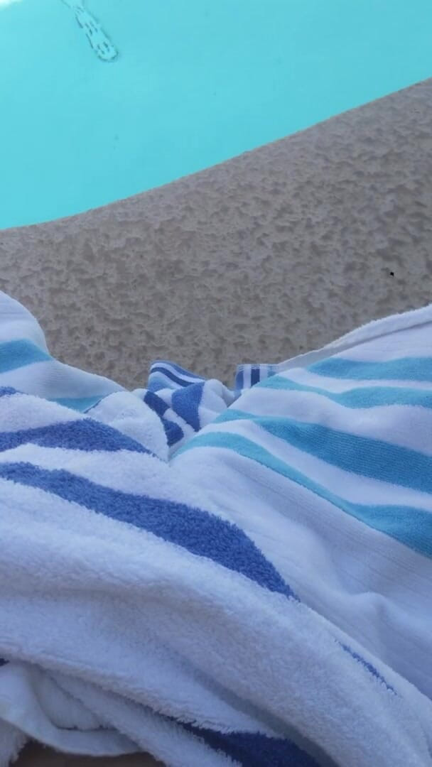 Russie Goodboy: Je m’exhibe à la piscine de l’hôtel avec papa, dirty talk...