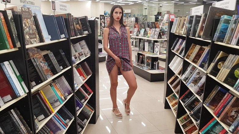 SweetButtocks: Une femme dans une librairie montre sa chatte et son...