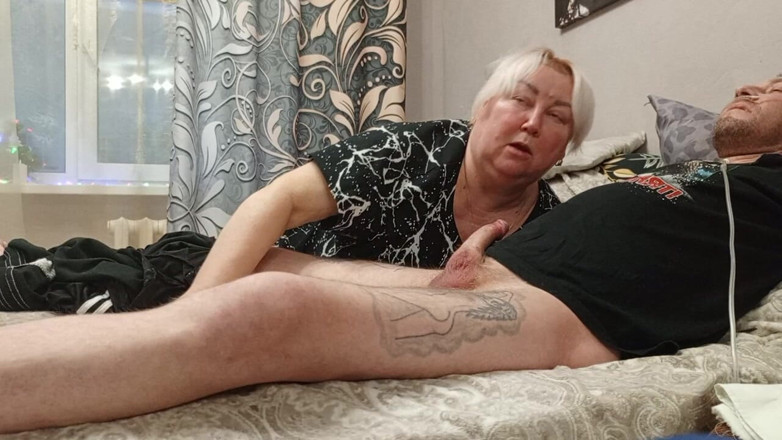 Zona901: Вечірній мінет від мачухи і ковтання сперми