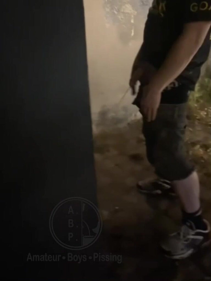 AmateurBoysPissing: MembantuNya Kencing di Jalan