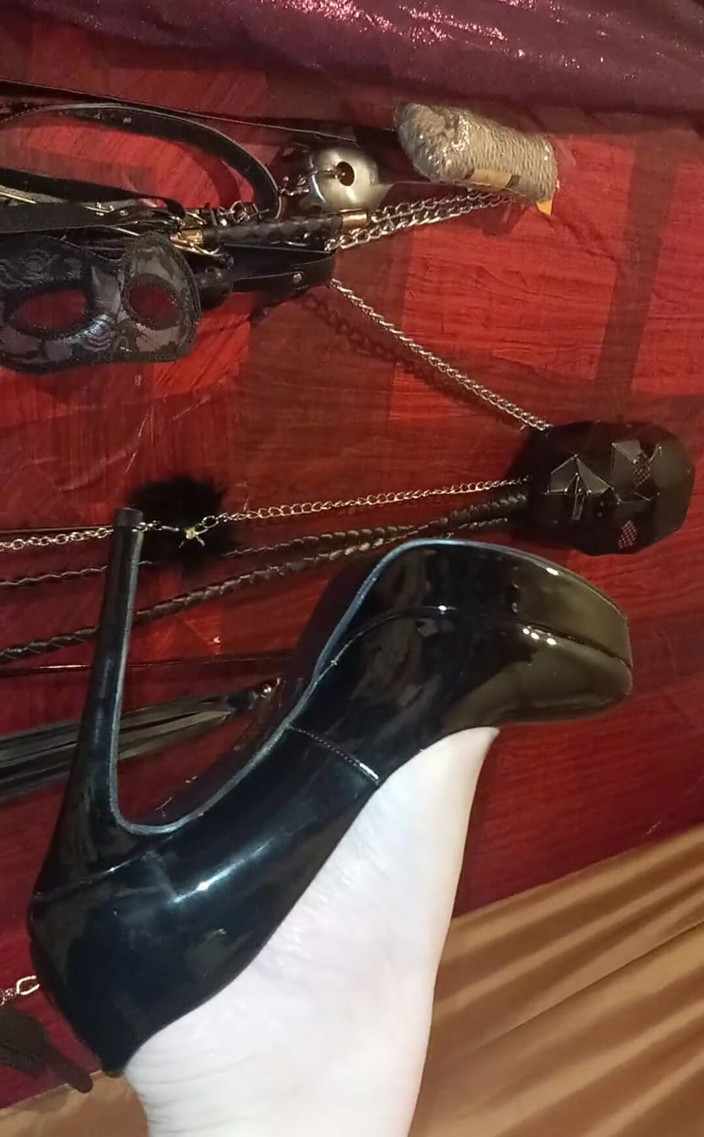 Dominatrix Redsonyja: Hãy sẵn sàng để dính lưỡi của bạn một cách độc đáo, bởi...