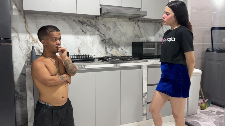 chikysex: 淫荡的继妹挑逗她的小继兄弟，直到她看到他的大鸡巴，变得非常饥渴并狠狠地操他