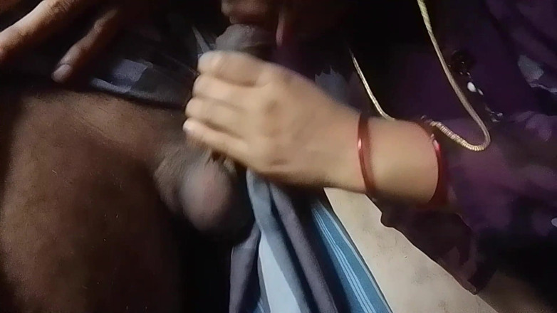 Bijukumar: Tamil dorpsmeisje zuigt de pik van haar man in de...