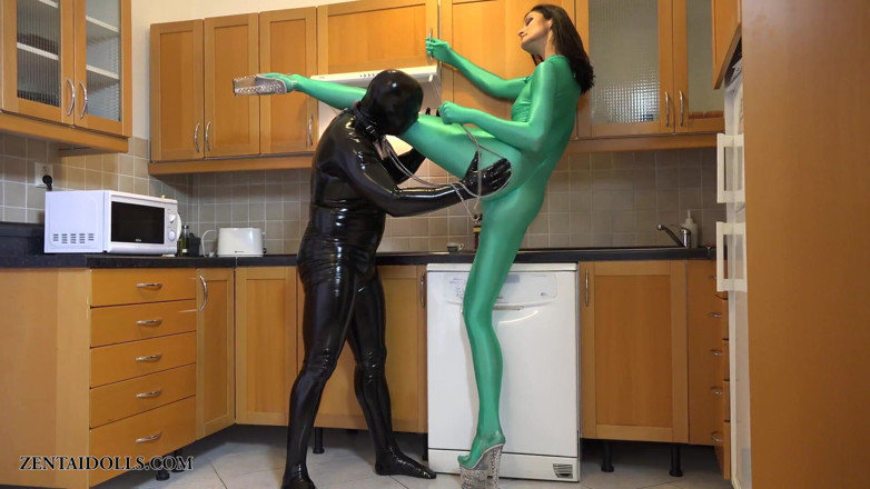 Giant Fem: Saya seorang fetishis zentai dominan dan suka dimanjakan oleh hamba...