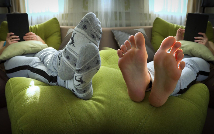 Teasecombo 4K: Горячая девушка соблазняет ее сексуальные ступни в настоящем любительском домашнем видео