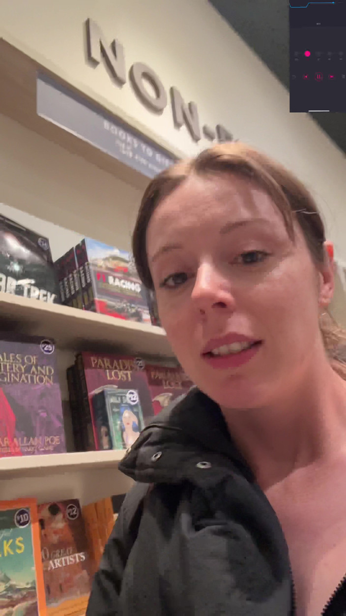 Nadia Foxx: Je magasine des livres avec mon vibromasseur ! J’espère que je...