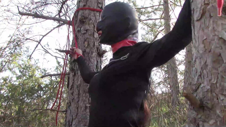 LauraOnHeels: Sexe en plein air dans le bois. Portant des vêtements...