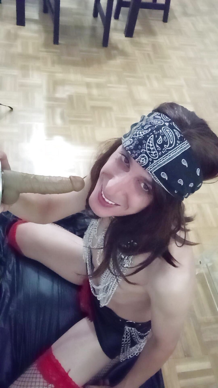 Penelopene27: Travestito succhia un dildo deeptroath
