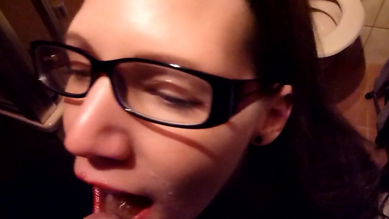 Viktoria Goo: Německá knihovnice s brýlemi použitá jako chcací děvka